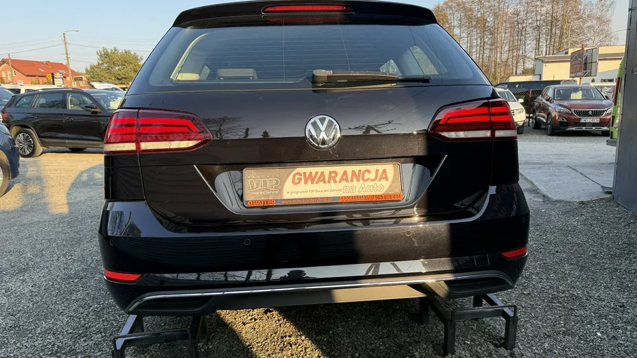 VOLKSWAGEN Golf -