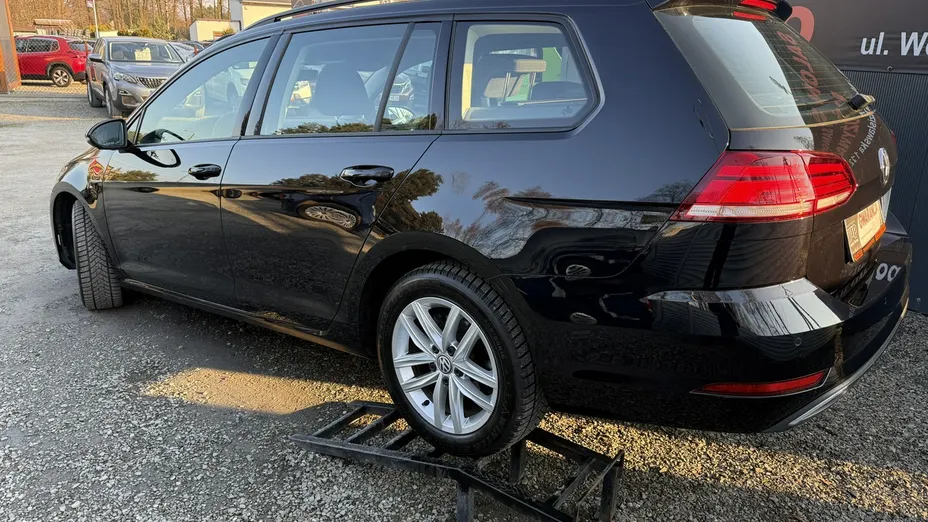 VOLKSWAGEN Golf -