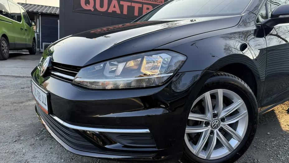 VOLKSWAGEN Golf -