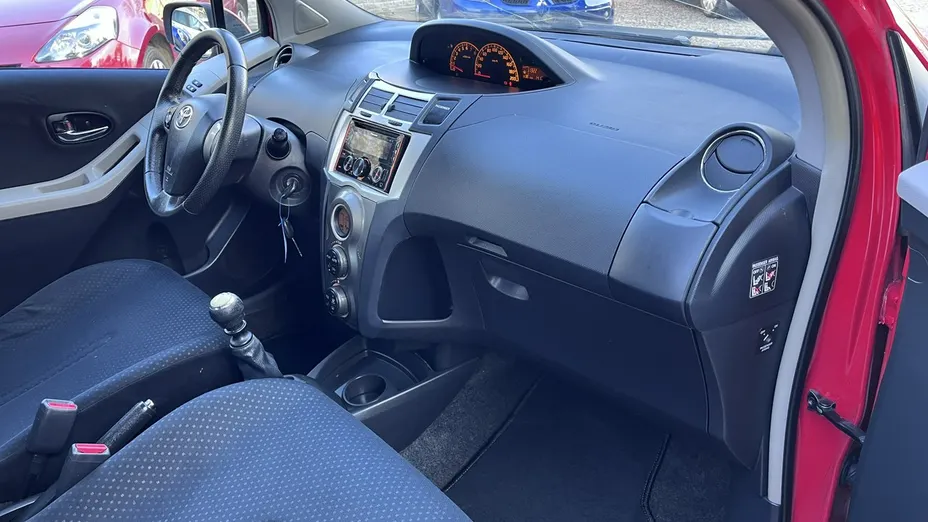 TOYOTA Yaris -