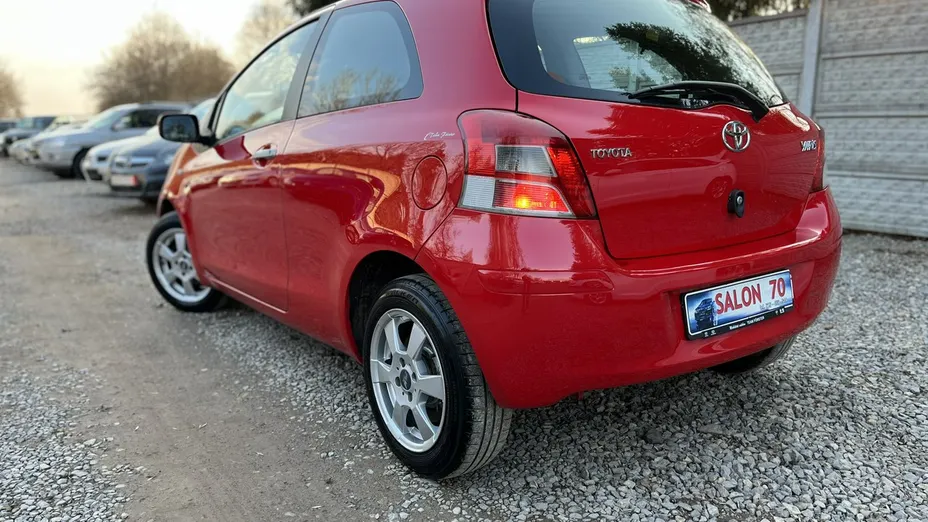 TOYOTA Yaris -