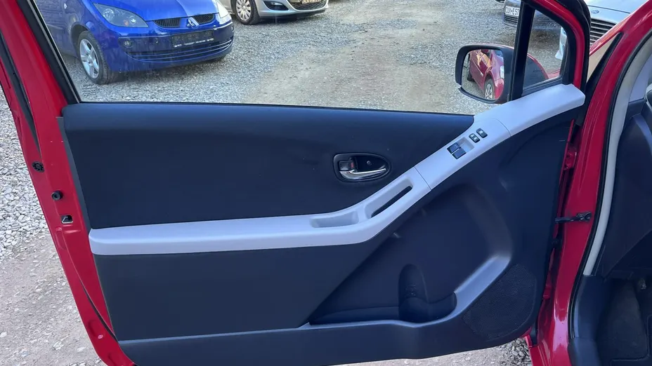 TOYOTA Yaris -