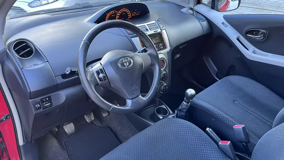 TOYOTA Yaris -