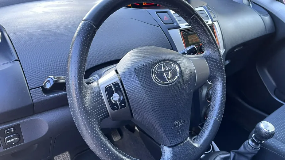 TOYOTA Yaris -
