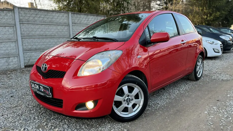 TOYOTA Yaris -