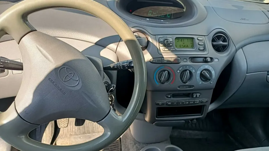 TOYOTA Yaris -