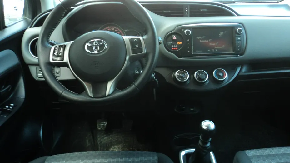 TOYOTA Yaris -