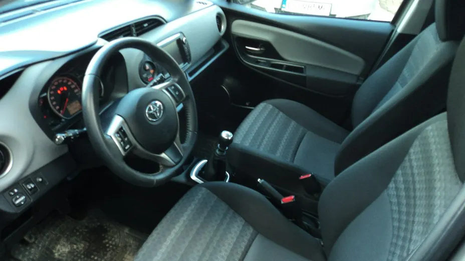 TOYOTA Yaris -