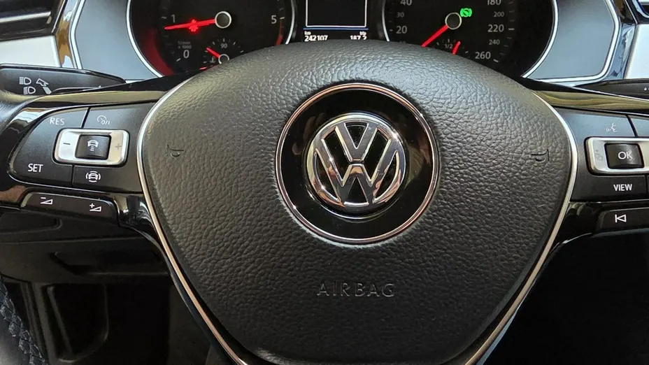 VOLKSWAGEN Passat -