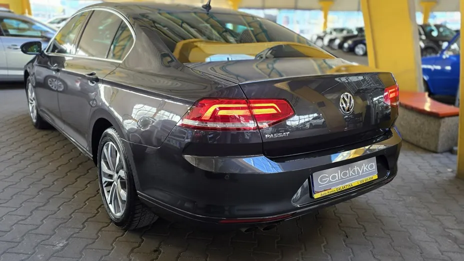 VOLKSWAGEN Passat -