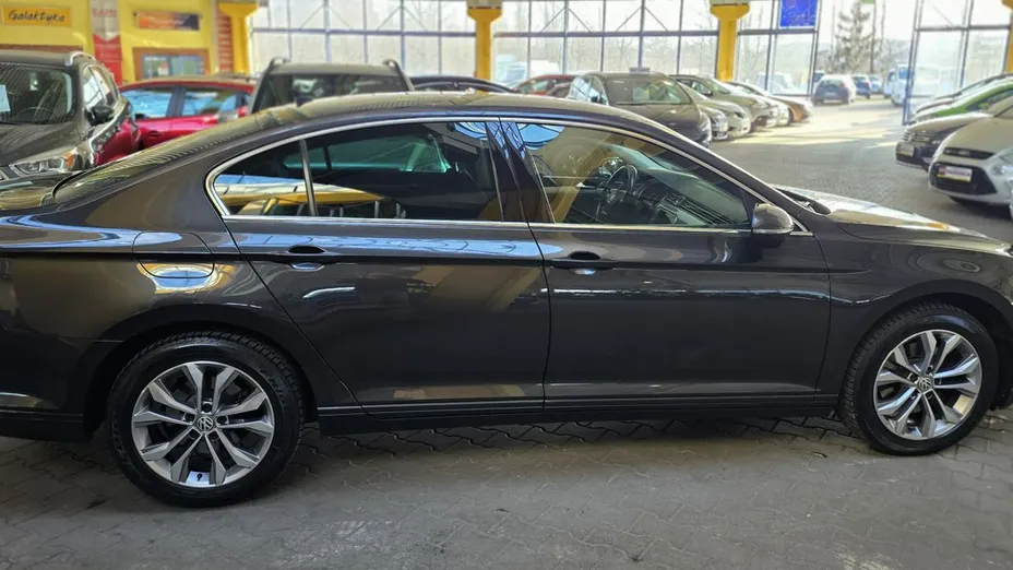 VOLKSWAGEN Passat -