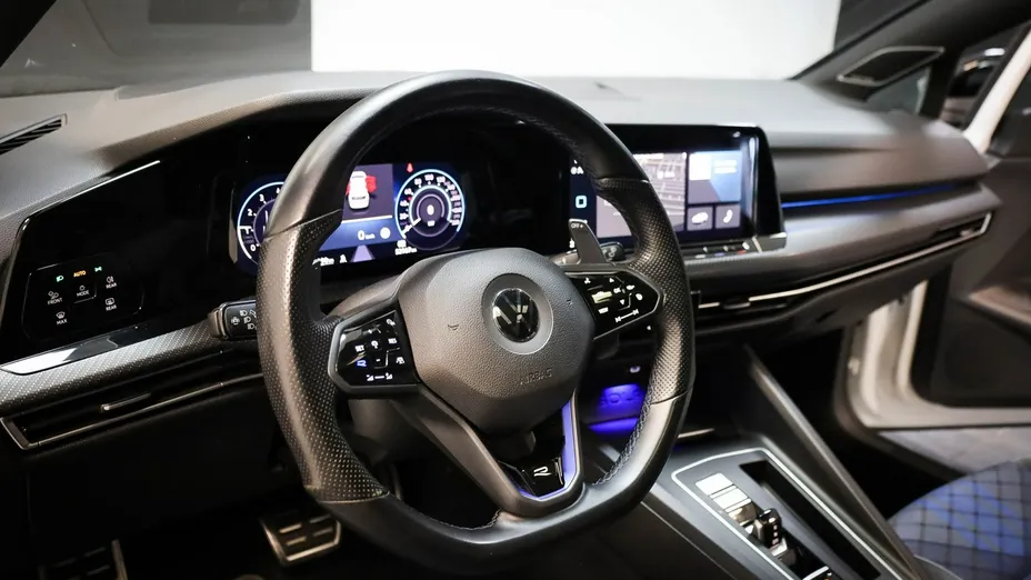 VOLKSWAGEN Golf -