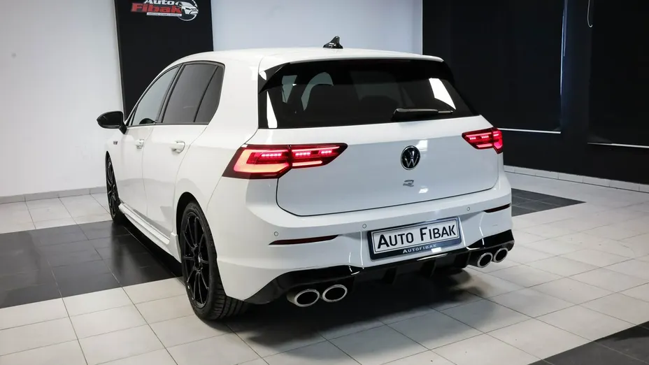 VOLKSWAGEN Golf -