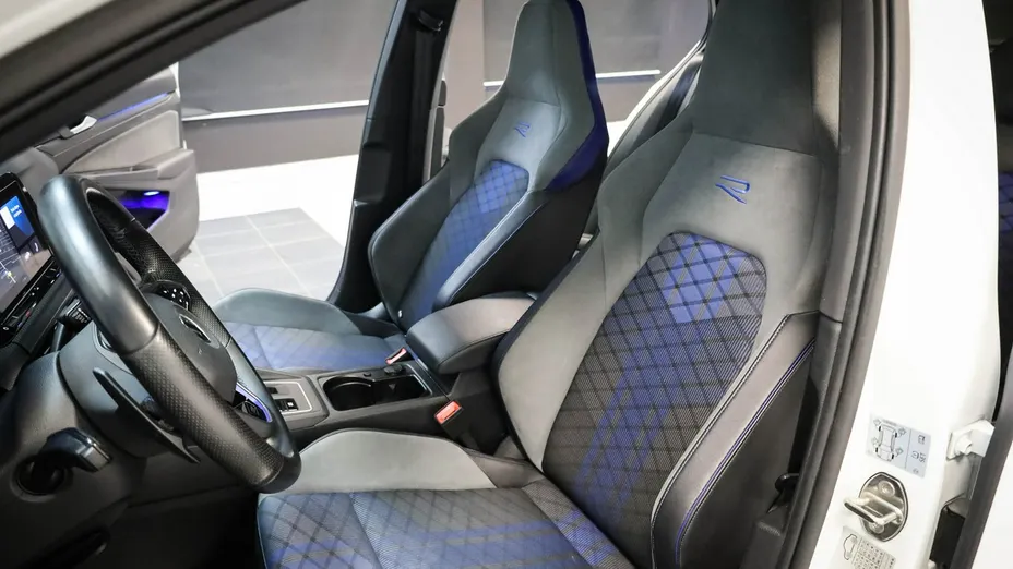 VOLKSWAGEN Golf -