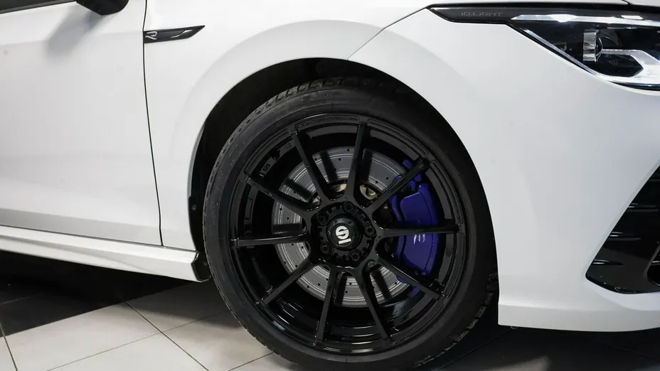 VOLKSWAGEN Golf -