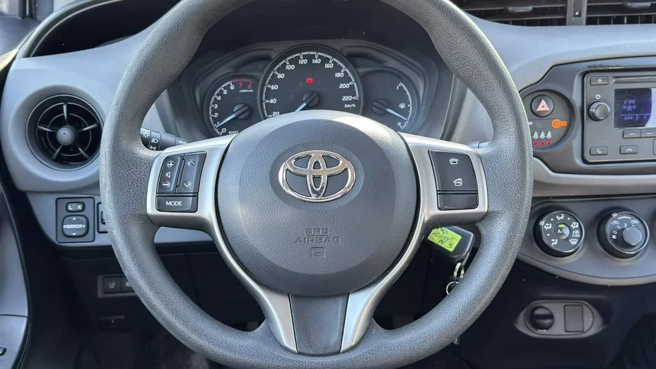 TOYOTA Yaris -