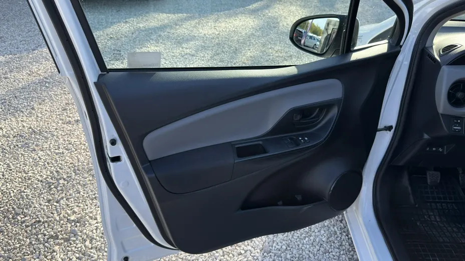TOYOTA Yaris -