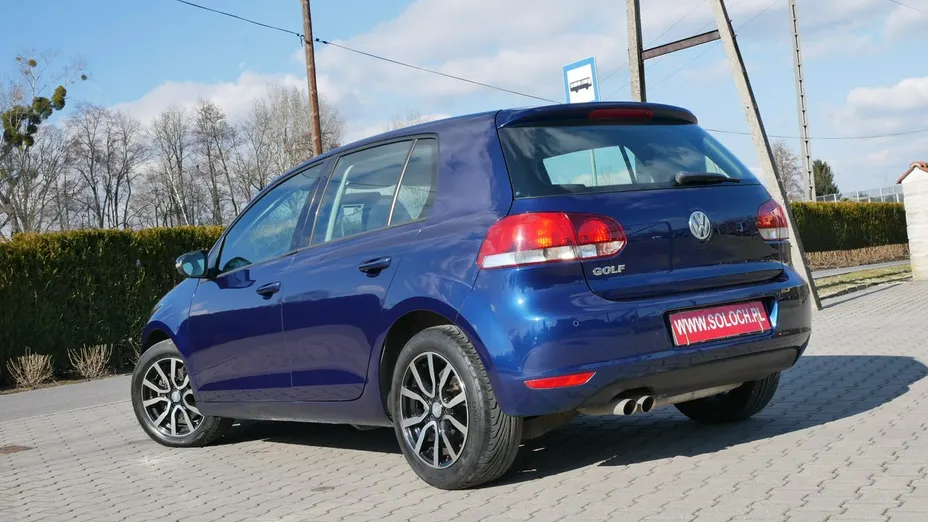 VOLKSWAGEN Golf -