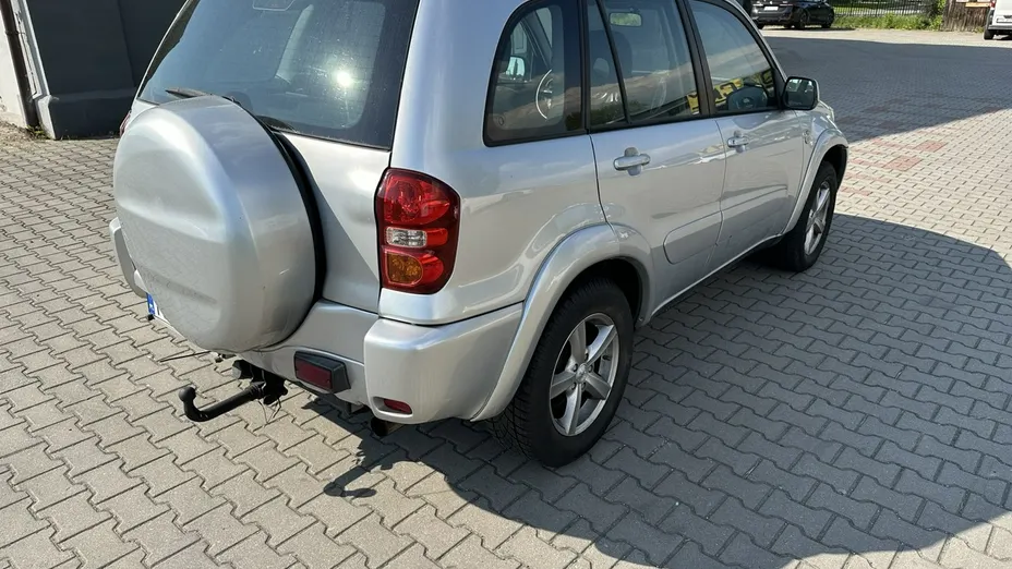 TOYOTA RAV4 -
