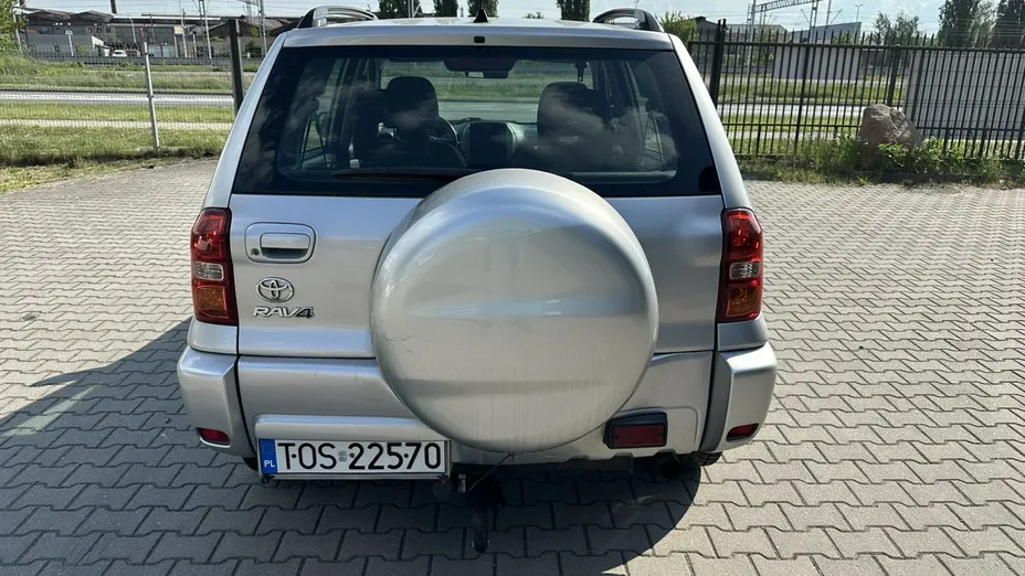TOYOTA RAV4 -