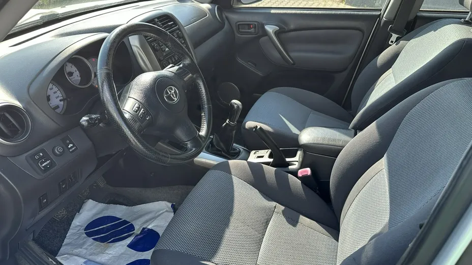 TOYOTA RAV4 -