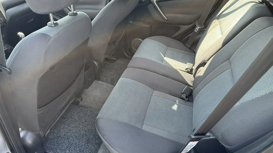 TOYOTA RAV4 -