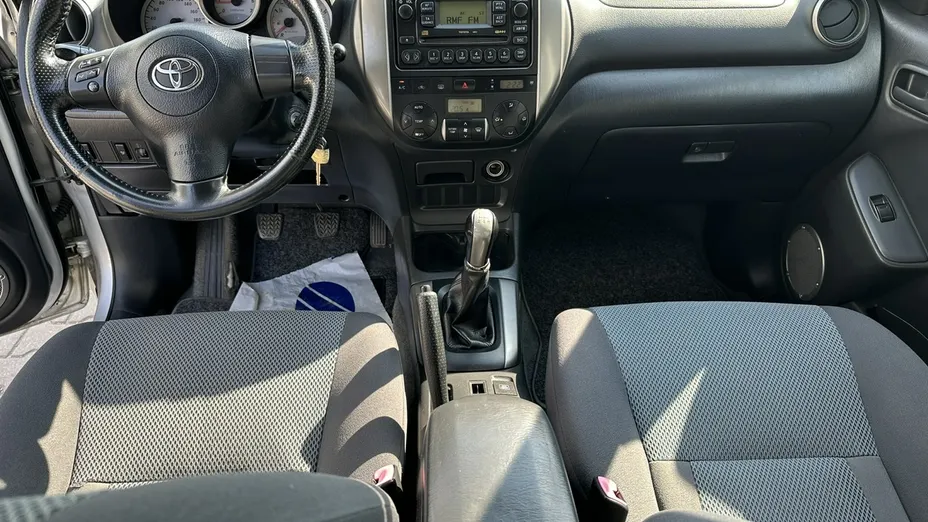 TOYOTA RAV4 -