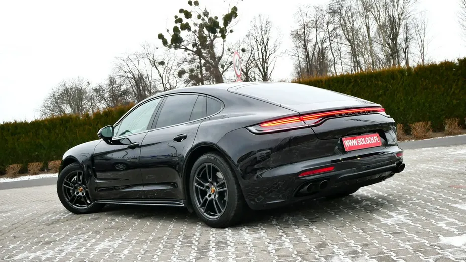 PORSCHE Panamera -
