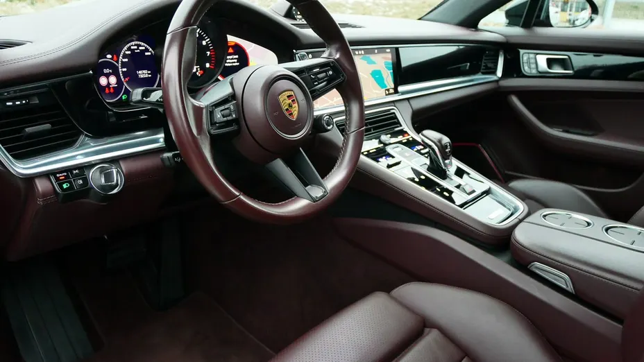PORSCHE Panamera -