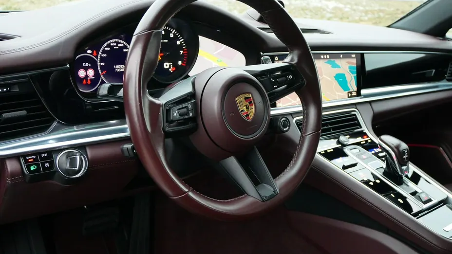 PORSCHE Panamera -