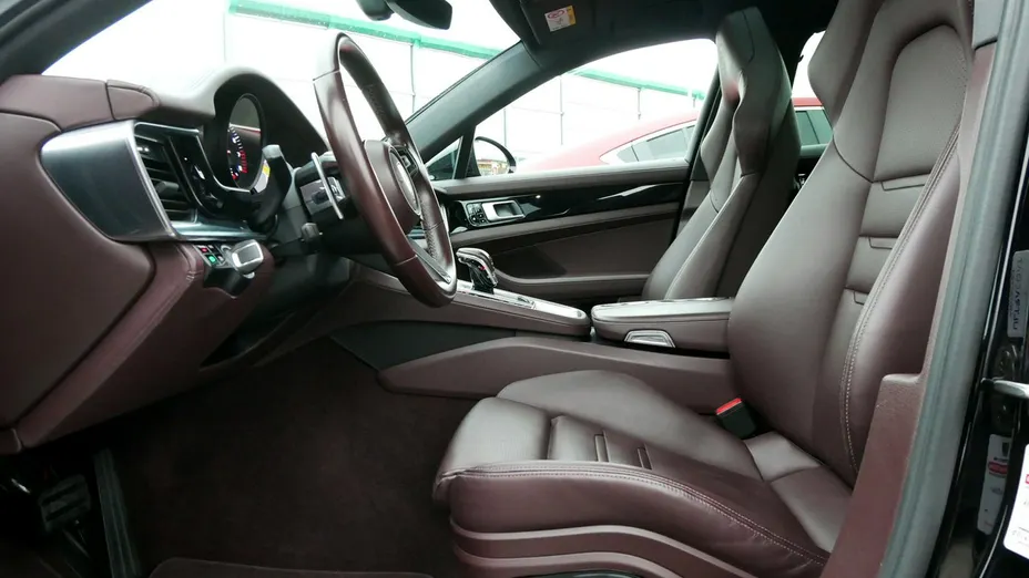 PORSCHE Panamera -