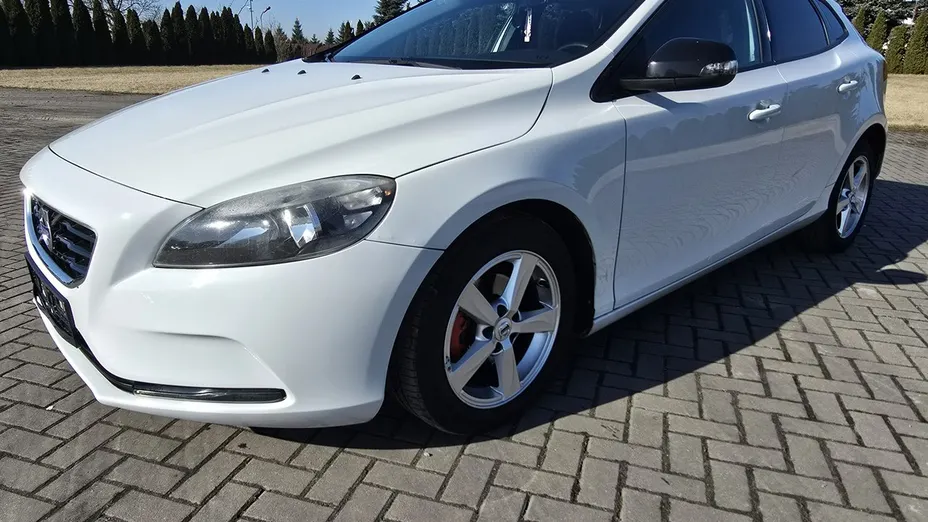 VOLVO V40 -