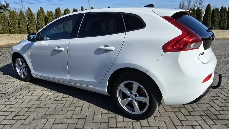VOLVO V40 -