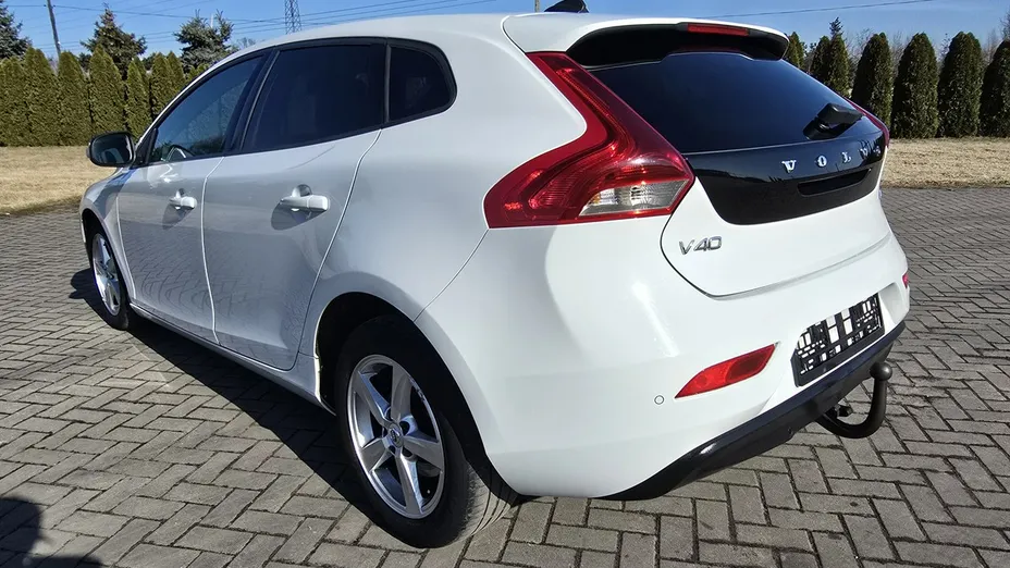 VOLVO V40 -