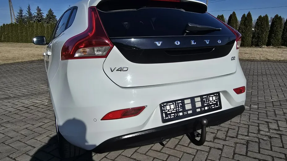 VOLVO V40 -