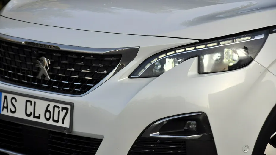 PEUGEOT 3008 -