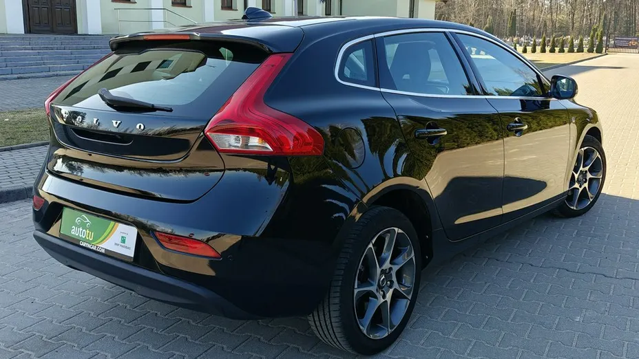 VOLVO V40 -