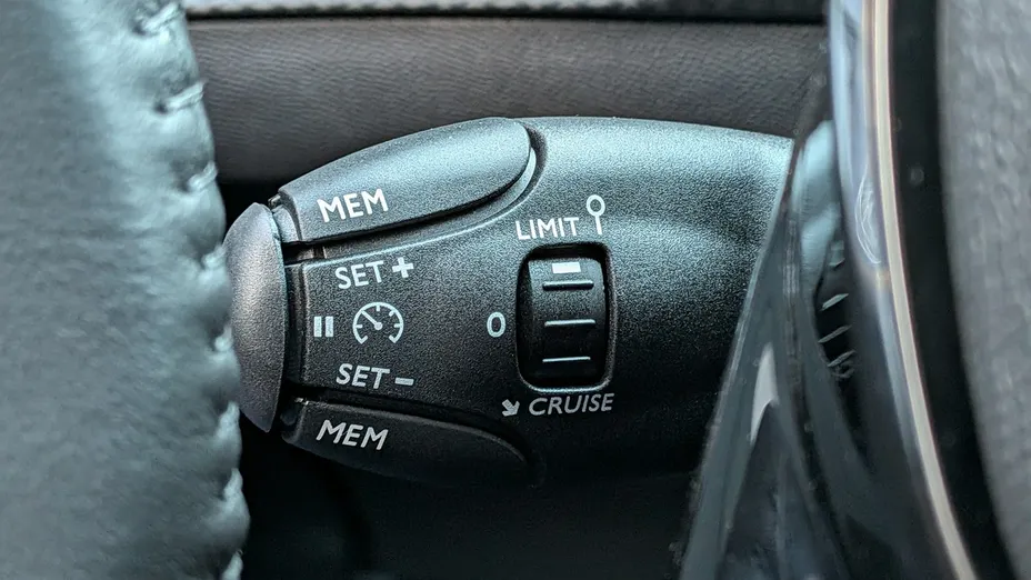PEUGEOT 208 -