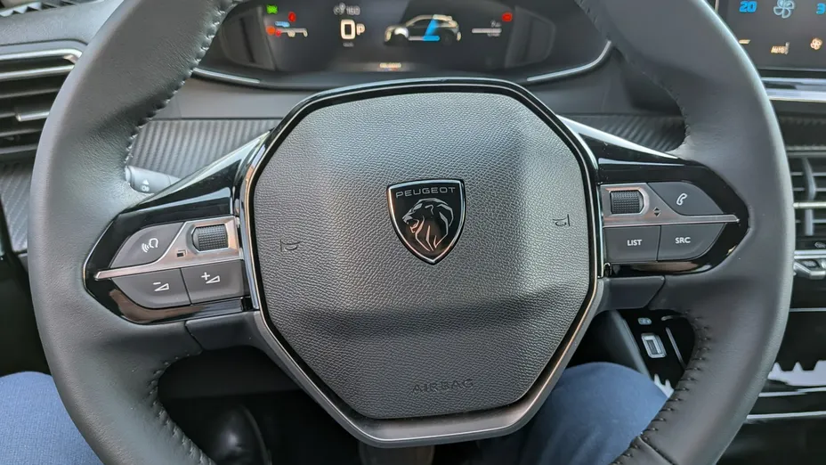 PEUGEOT 208 -