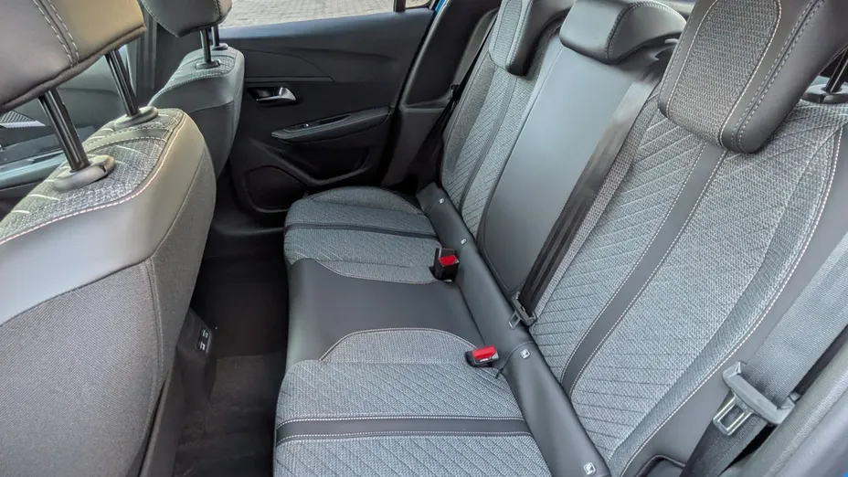 PEUGEOT 208 -