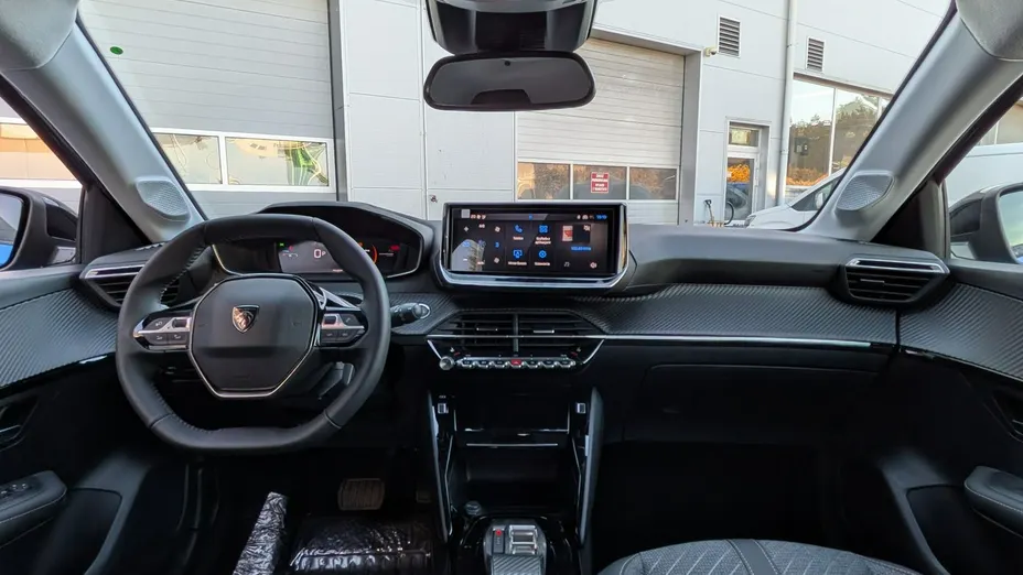 PEUGEOT 208 -