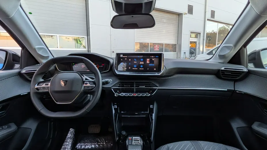 PEUGEOT 208 -