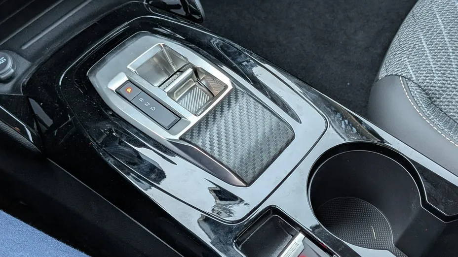PEUGEOT 208 -