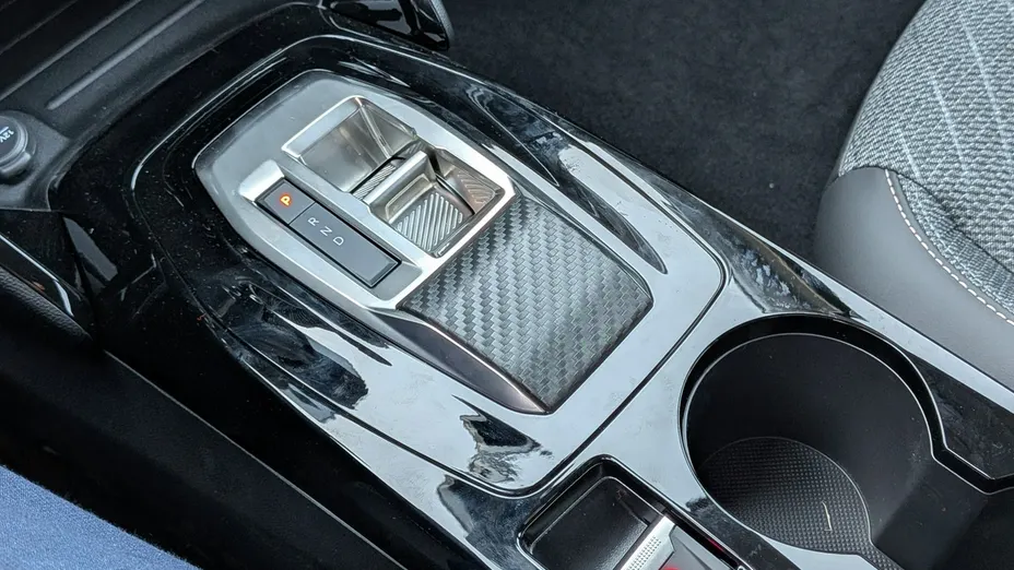 PEUGEOT 208 -