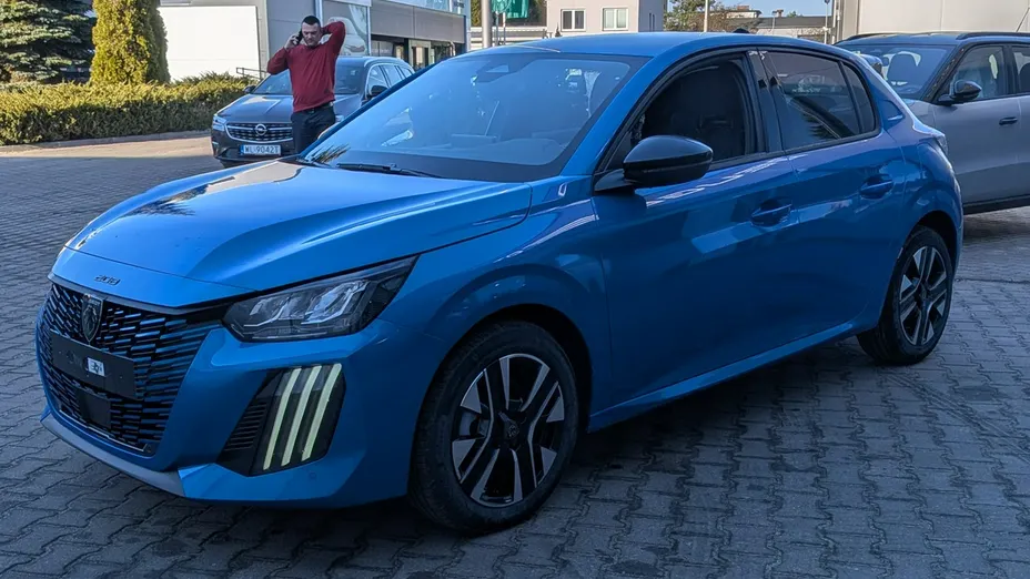 PEUGEOT 208 -