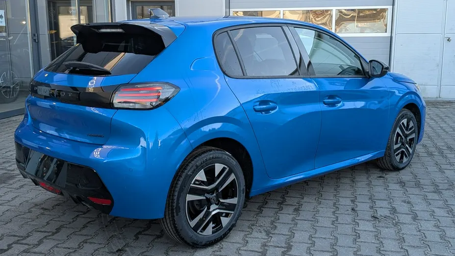 PEUGEOT 208 -