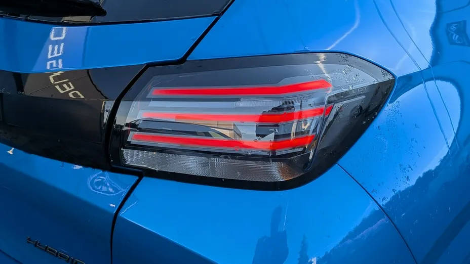 PEUGEOT 208 -