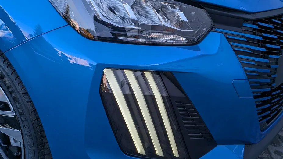 PEUGEOT 208 -
