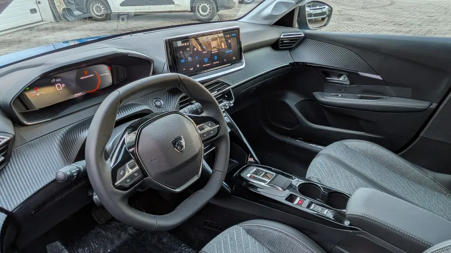 PEUGEOT 208 -