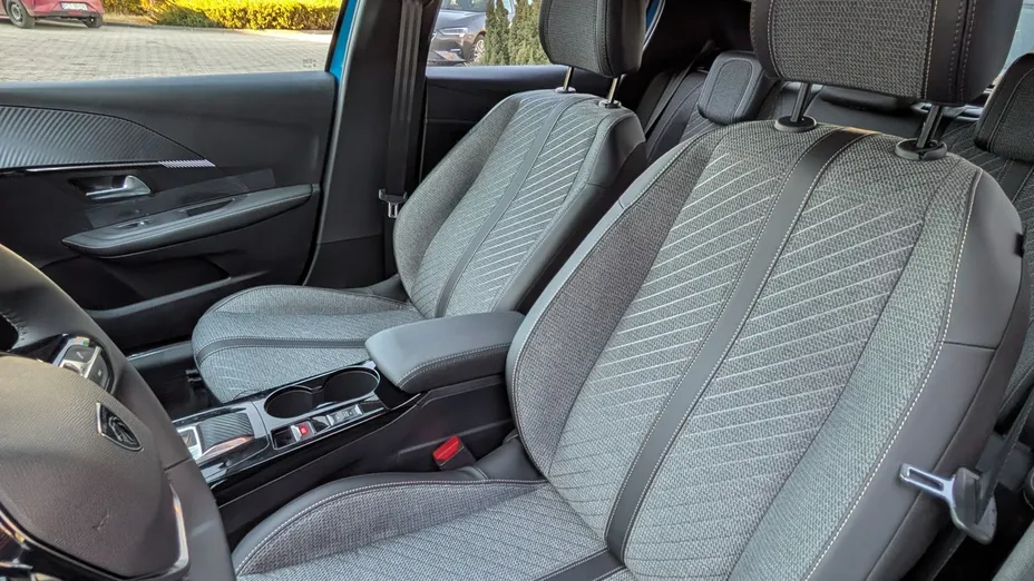 PEUGEOT 208 -